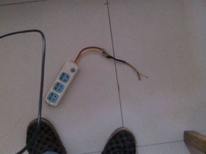 這個(gè)插座怎么接黃線的碰出火花了 是不是代表有電,需不需要關(guān)總閘